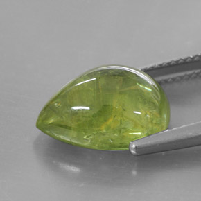 7.93カラットの天然グリーンスフェーン（13.7×10.5 mm・透明）