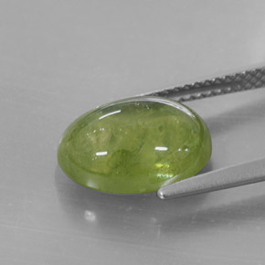 5.68カラットの天然グリーンスフェーン（12×9.1 mm・透明）