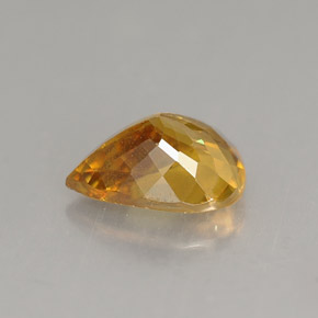 1.56カラットの天然ゴールデンオレンジスフェーン（8.4×6.8 mm・洋梨の形）