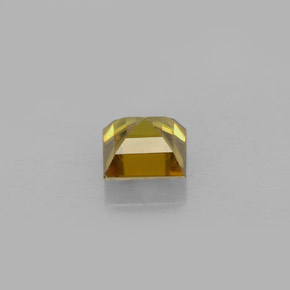 0.68カラットの天然ゴールデンイエロースフェーン（4.9×4.8 mm・四角）