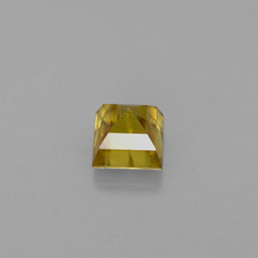 0.83カラットの天然ゴールデンイエロースフェーン（4.7×4.6 mm・四角）