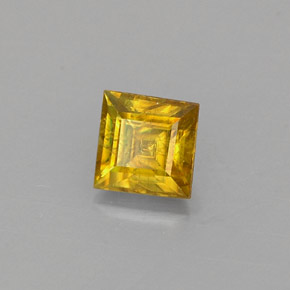0.44カラットの天然ゴールデンイエロースフェーン（4.1×4.1 mm・四角）