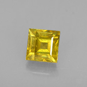 0.64カラットの天然緑がかったゴールドスフェーン（4.4×4.4 mm・四角）