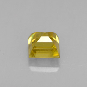 0.64カラットの天然緑がかったゴールドスフェーン（4.4×4.4 mm・四角）