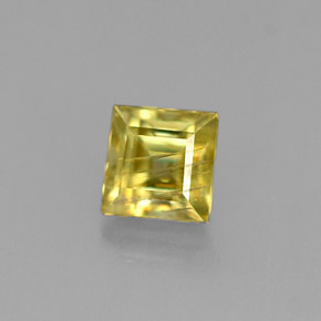 0.38カラットの天然緑がかったゴールドスフェーン（3.8×3.7 mm・四角）