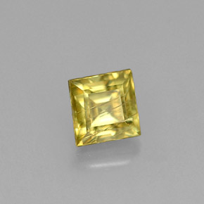 0.38カラットの天然緑がかったゴールドスフェーン（3.8×3.7 mm・四角）