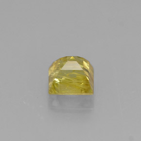 0.38カラットの天然緑がかったゴールドスフェーン（3.8×3.7 mm・四角）