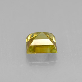 0.45カラットの天然緑がかったゴールドスフェーン（4.3×4.2 mm・四角）