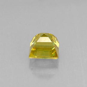 0.35カラットの天然緑がかったゴールドスフェーン（3.5×3.5 mm・四角）