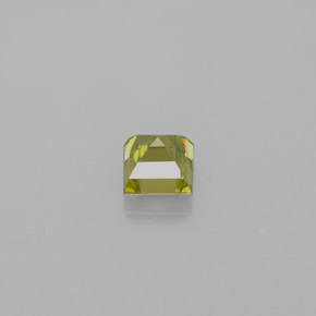 0.41カラットの天然ゴールデングリーンスフェーン（3.9×3.7 mm・四角）