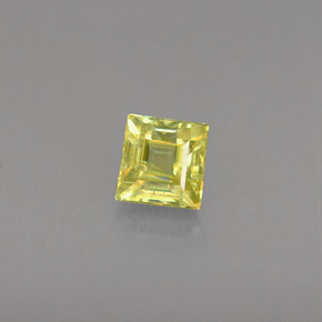 0.37カラットの天然緑がかったゴールドスフェーン（3.8×3.8 mm・四角）