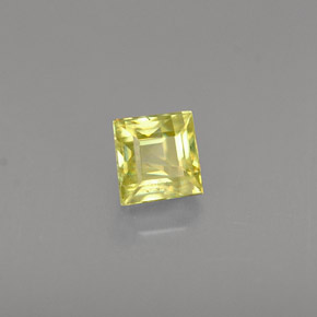 0.37カラットの天然緑がかったゴールドスフェーン（3.8×3.8 mm・四角）