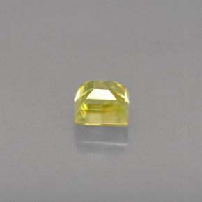 0.37カラットの天然緑がかったゴールドスフェーン（3.8×3.8 mm・四角）