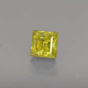 0.56カラットの天然緑がかったゴールドスフェーン（4.1×4.1 mm・四角）
