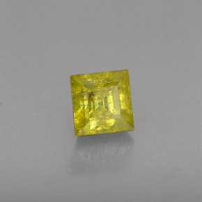0.56カラットの天然緑がかったゴールドスフェーン（4.1×4.1 mm・四角）