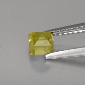 0.56カラットの天然緑がかったゴールドスフェーン（4.1×4.1 mm・四角）