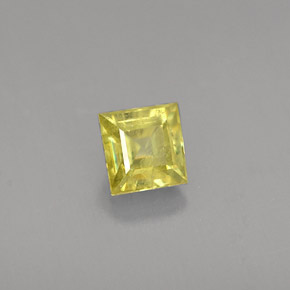 0.36カラットの天然緑がかったゴールドスフェーン（3.8×3.8 mm・四角）