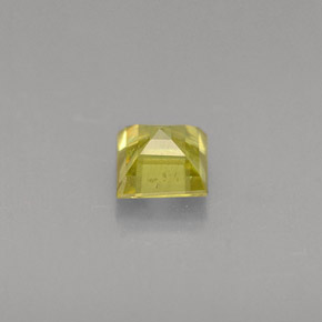 0.36カラットの天然緑がかったゴールドスフェーン（3.8×3.8 mm・四角）