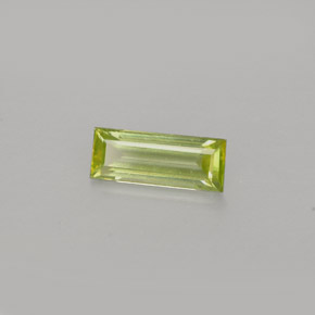 0.41カラットの天然ゴールデングリーンスフェーン（7.2×2.9 mm・バゲット）