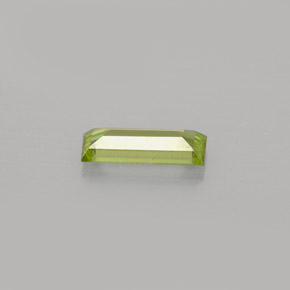 0.41カラットの天然ゴールデングリーンスフェーン（7.2×2.9 mm・バゲット）