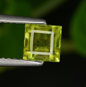0.99カラットの天然ゴールデングリーンスフェーン（5.4×5.4 mm・四角）