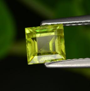 0.99カラットの天然ゴールデングリーンスフェーン（5.4×5.4 mm・四角）