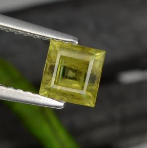0.76カラットの天然緑がかったゴールドスフェーン（5.3×5.2 mm・四角）