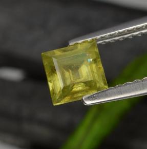 0.76カラットの天然緑がかったゴールドスフェーン（5.3×5.2 mm・四角）