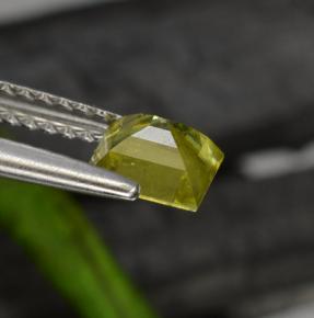 0.76カラットの天然緑がかったゴールドスフェーン（5.3×5.2 mm・四角）