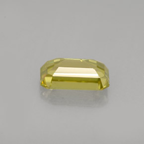 1.25カラットの天然緑がかったゴールドスフェーン（7.8×4.9 mm・エメラルドカット）