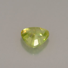 0.77カラットの天然ゴールデングリーンスフェーン（6×5.8 mm・トリリアント）