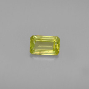 0.45カラットの天然ゴールデングリーンスフェーン（5.5×3.5 mm・エメラルドカット）