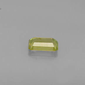 0.45カラットの天然ゴールデングリーンスフェーン（5.5×3.5 mm・エメラルドカット）