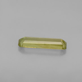 0.97カラットの天然ゴールデングリーンスフェーン（11.3×3.4 mm・エメラルドカット）