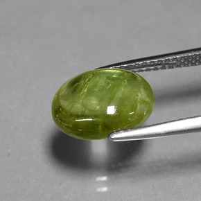 3.57カラットの天然黄色がかった緑スフェーン（11.3×8.6 mm・透明）