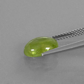 2.93カラットの天然黄色がかった緑スフェーン（10.1×7.4 mm・透明）