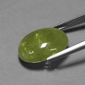 21.01カラットの天然黄色がかった緑スフェーン（18.9×15.1 mm・オーバルカット）