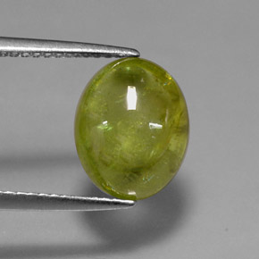 4.30カラットの天然グリーンスフェーン（11×8.8 mm・透明）