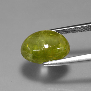 4.30カラットの天然グリーンスフェーン（11×8.8 mm・透明）