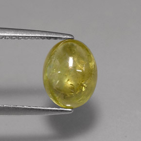 2.42カラットの天然緑がかったゴールドスフェーン（9.2×7.2 mm・透明）