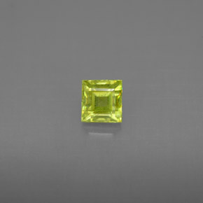 0.45カラットの天然黄色がかった緑スフェーン（4.1×3.9 mm・四角）