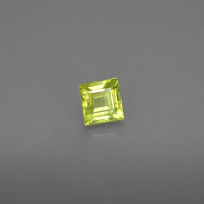 0.45カラットの天然黄色がかった緑スフェーン（4.1×3.9 mm・四角）
