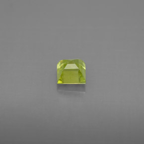 0.45カラットの天然黄色がかった緑スフェーン（4.1×3.9 mm・四角）