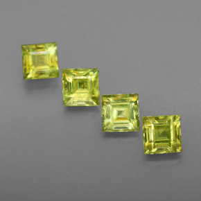 カラットの天然黄色がかった緑スフェーン（4.3×4.3 mm・四角）