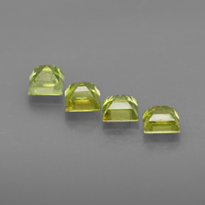 カラットの天然黄色がかった緑スフェーン（4.3×4.3 mm・四角）