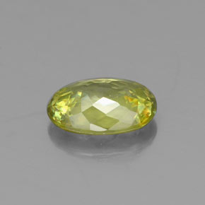 0.85カラットの天然ゴールデングリーンスフェーン（7.1×5.1 mm・オーバルカット）