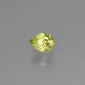 0.42カラットの天然ゴールデングリーンスフェーン（5.5×4.2 mm・洋梨の形）