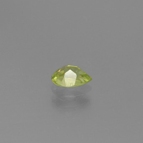 0.42カラットの天然ゴールデングリーンスフェーン（5.5×4.2 mm・洋梨の形）