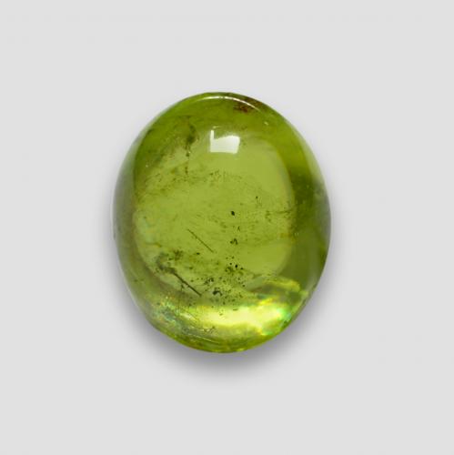 2.12カラットの天然ミディアムグリーンスフェーン（8.1×6.8 mm・オーバルカット）