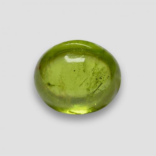 2.12カラットの天然ミディアムグリーンスフェーン（8.1×6.8 mm・オーバルカット）